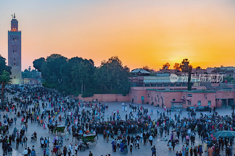 晚上Djemaa El Fna广场与库图比亚清真寺，马拉喀什，摩洛哥，北非